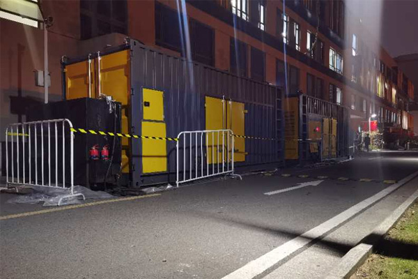 昌都柴油发电机组的输出电压是如何调节的？